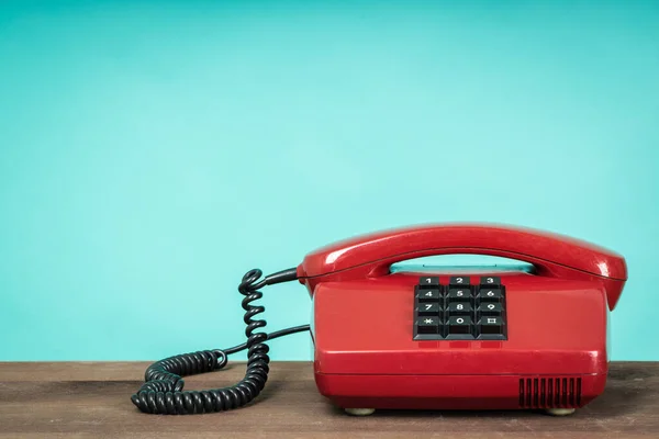 Eski Telefon Ahşap Masada Yeşil Arka Planın Önünde Eski Telefon — Stok fotoğraf