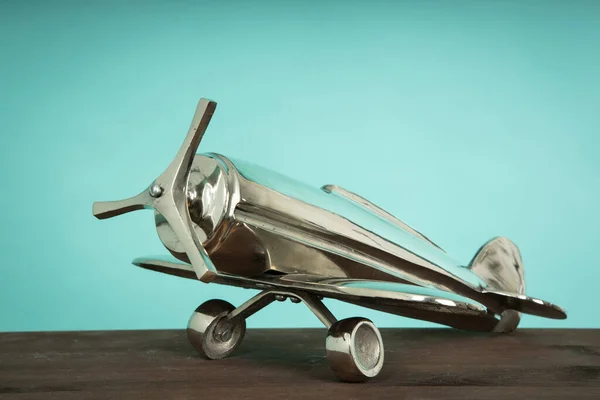 金属老式飞机玩具 前置螺旋桨 木制木板上的复古玩具 — 图库照片