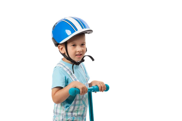 Gelukkig Jongetje Met Helm Spelen Met Zijn Scooter Geïsoleerd Wit — Stockfoto