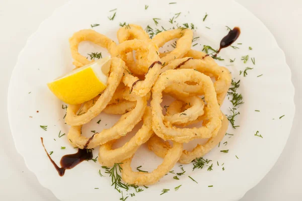 Anillos Calamar Frito Calamares Con Limón Plato Blanco — Foto de Stock