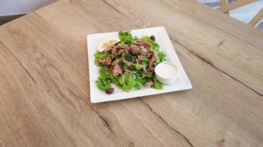 Masada servis edilen taze yeşil ton balığı salatasının sağlıklı öğle yemeği. Yemek hazır..