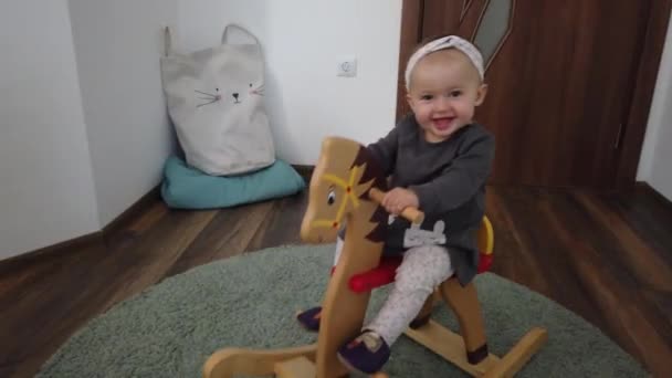 Joyeux Bébé Fille Jouant Sur Cheval Bascule Bois Enfance Concept — Video