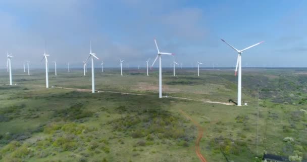 Bir Rüzgar Türbininin Hava Aracı Görüntüsü Elektrik Üretimi Için Yel — Stok video