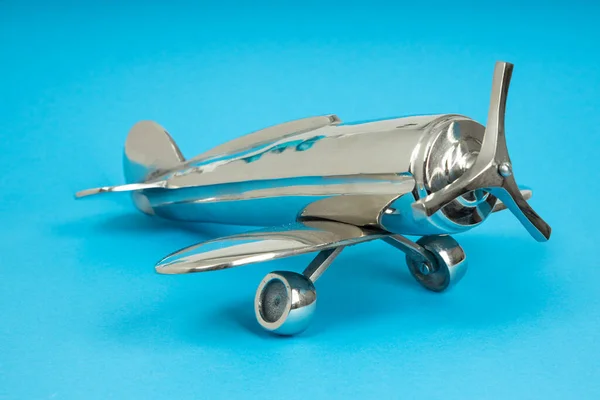 フロントプロペラ付きメタルヴィンテージ航空機のおもちゃ 青い背景のレトロなおもちゃ — ストック写真