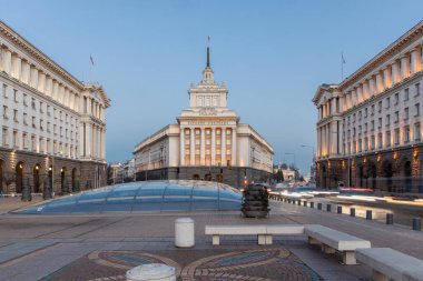 SOFYA, BULGARIA - 29 Şubat 2020: Bulgaristan 'ın Sofya kentindeki eski komünist parti evi ile Nezavisimost Meydanı. Sofya Bulgaristan 'ın başkenti ve en büyük kentidir..