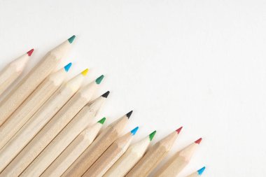 Çok renkli ahşap kalemleri kapatın.