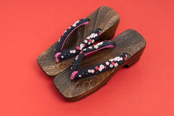 Japonský Tradiční Dostat Sandál Červeném Pozadí Tradiční Japonská Asijská Dřevěná — Stock fotografie