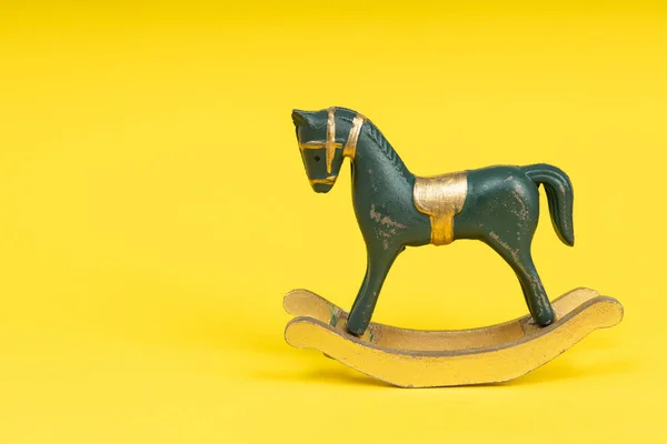 Blauw Vintage Schommelpaard Gele Achtergrond — Stockfoto