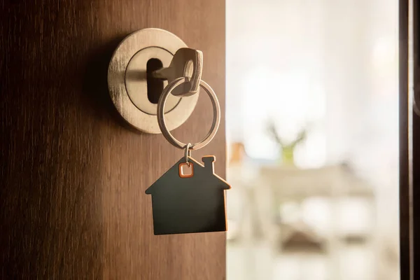 Buka Pintu Rumah Baru Kunci Dan Rantai Kunci Berbentuk Rumah — Stok Foto