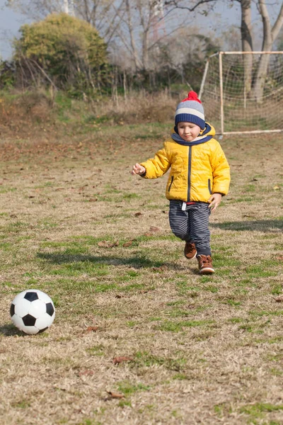 Menino Brincando Com Futebol Bola Futebol Esportes Para Exercício Atividade — Fotografia de Stock