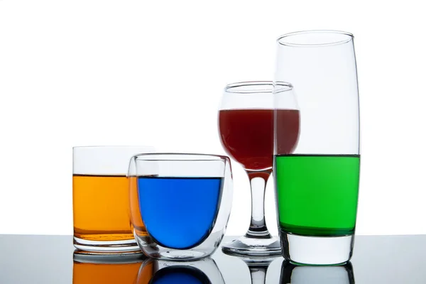 Διαφορετικά Είδη Ποτηριών Διαφορετικά Ποτά Και Χρώματα Απομονωμένα Λευκό — Φωτογραφία Αρχείου