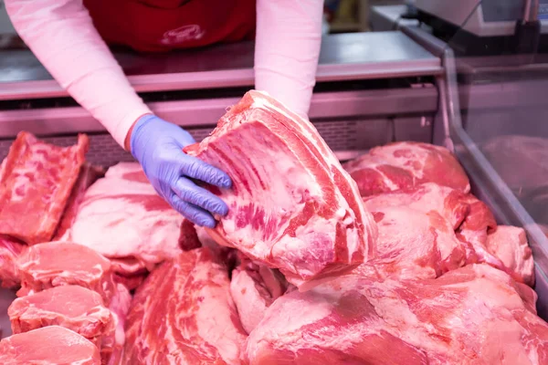 Fechar Mãos Açougueiro Que Mantêm Pedaço Carne Oferecendo Carne Fresca — Fotografia de Stock