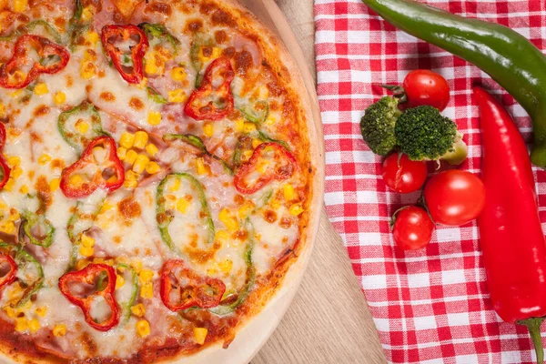 Primo Piano Della Deliziosa Pizza Italiana Con Verdure Formaggio — Foto Stock