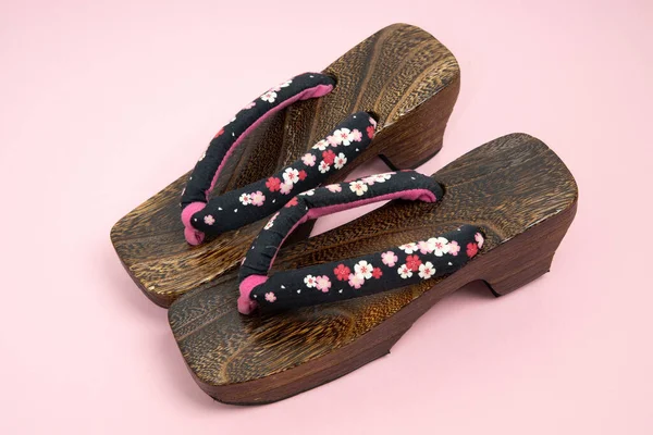 Japonský Tradiční Get Sandál Růžovém Pozadí Tradiční Japonská Asijská Dřevěná — Stock fotografie