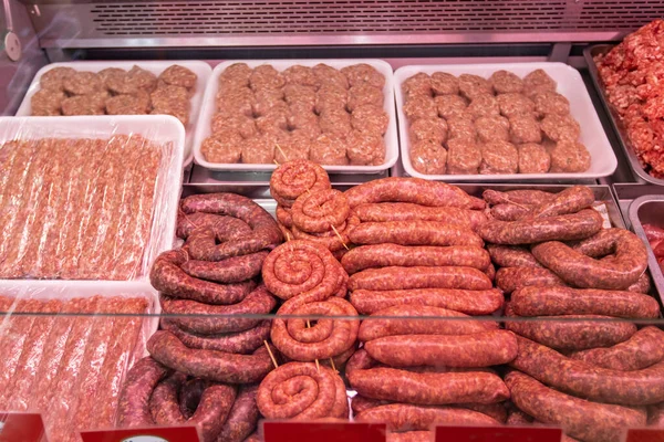 Różne Mięso Supermarkecie Różne Produkty Mięsne Rzeźni Surowe Kiełbasy Pulpety — Zdjęcie stockowe