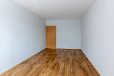 Boş oda. Yeni iç mekan. Ahşap zemin.