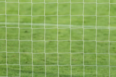 Futbol, yeşil çimen arka planlı futbol kalesi