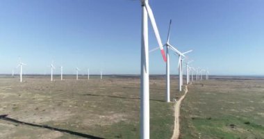 Bir rüzgar türbininin 4K hava aracı görüntüsü. Elektrik üretimi için yel değirmeni. Yeşil enerji. Yenilenebilir enerji.