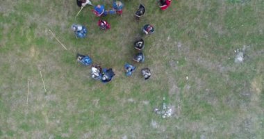 Devnya, Bulgaristan - 8 Haziran 2019: Marcianopolis için düzenlenen yeniden canlandırma sırasında Romalı lejyonerlere tepeden bakan hava aracı. Marcianopolis eski bir Yunan kentiydi. Bulgaristan 'ın kuzeydoğusunda yer almaktadır.