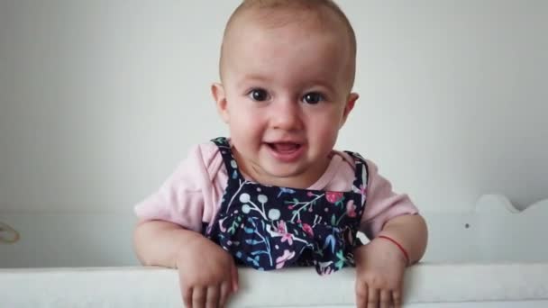 Söt Baby Skrattar Och Har Roligt Stående Spjälsängen Lycklig Baby — Stockvideo