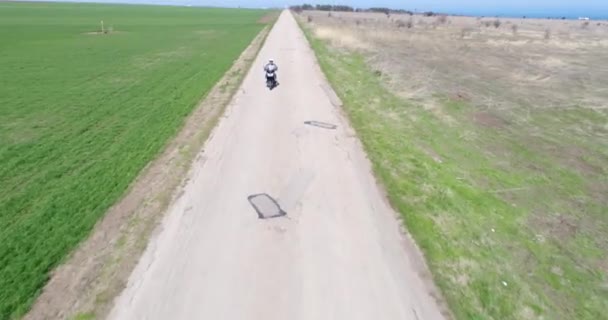 Aerial Drone Shot Biker Monta Una Motocicleta Vieja Carretera — Vídeo de stock