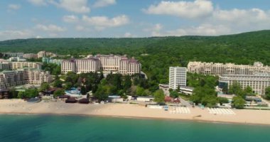 Golden Sands, Zlatni Piasaci 'deki plaj ve otellerin 4K klibi. Bulgaristan 'ın Varna kenti yakınlarındaki popüler tatil beldesi