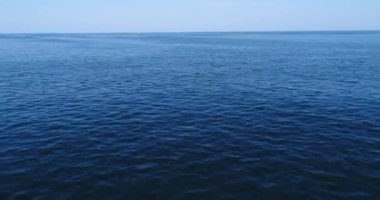 4k drone video uçuş okyanus, deniz üzerinde. Suya yakın.