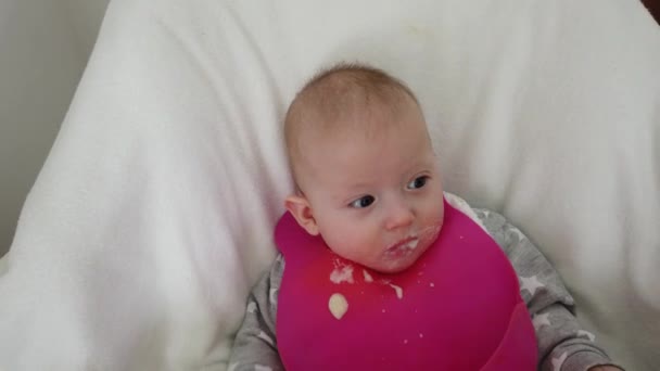 妈妈用小勺给小宝宝喂食 婴儿第一次吃东西 断奶婴儿 — 图库视频影像