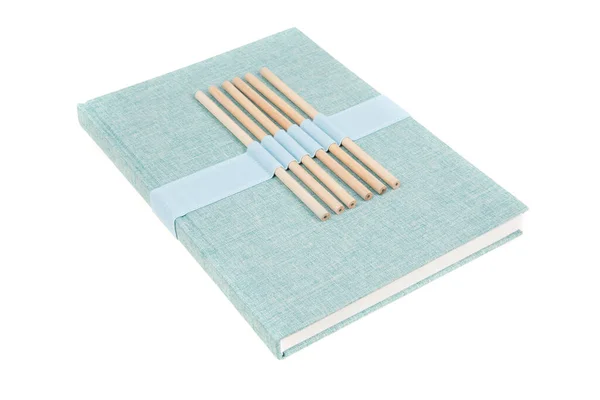 Caderno Com Seis Lápis Isolado Branco — Fotografia de Stock