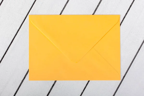 Gelber Umschlag Auf Weißem Holzhintergrund — Stockfoto