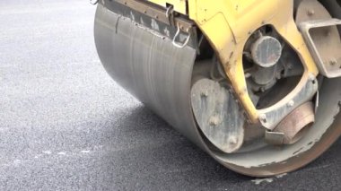 Asfalt kaldırımındaki ağır titreşimli paten sıkıştırıcıyı kapat. Yol tamirinde işe yarıyor. Yavaş Hareket