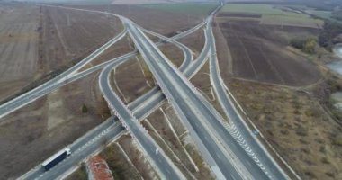 Karayolu ve üstgeçit üzerinde hava aracı uçuşu. Yol ayrımı. Ulaştırma ve altyapı geliştirme