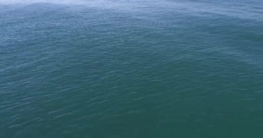 Okyanusun sakin mavi sularına yaklaş.