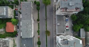 Şehir merkezindeki sokak trafiğinin yukarıdan aşağı görüntüsü. Şehir manzarası. 4K video. Varna, Bulgaristan