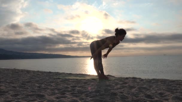 Femme Pratiquant Yoga Sur Plage Sports Plein Air Vie Saine — Video