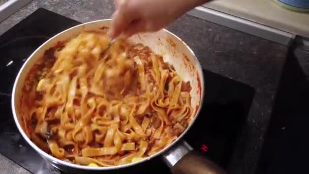Spagetti Bolognait Főzök Női Keverő Spagetti Szósz Egy Serpenyőben — Stock videók