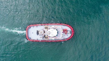 Yukarıdan aşağıya kırmızı römorkör sürüyor.