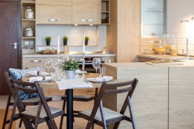 Modern yemek odası iç dizayn konseptiyle hazırlanmış yemek masası. Masa oturma odasında akşam yemeği için servis edildi.