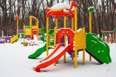 Boş kar çocukları kış vakti parkta oyun parkı