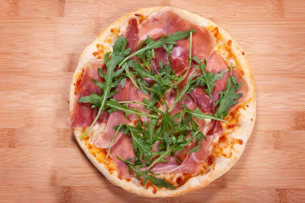 Pizza Con Prosciutto Formaggio Rucola Tavola Legno Vista Dall Alto — Foto Stock