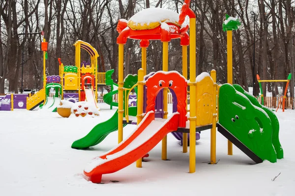 Parco Giochi Bambini Con Neve Vuota Nel Parco Inverno — Foto Stock