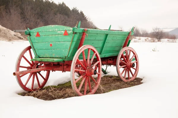 Uma Velha Carroça Madeira Carrinho Verde Neve — Fotografia de Stock