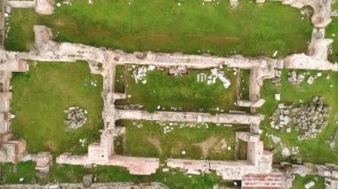Roma harabelerinin 4K görüntüsü. Odessos 'un Eski Roma Hamamları, Varna. Varna Bulgaristan 'ın deniz başkentidir.