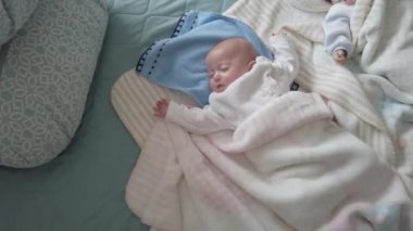 İki yeni doğmuş bebek, evde battaniyenin üzerinde uyuyan ikizler. Hayal kurmak.