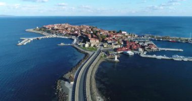 Bulgaristan 'ın Karadeniz kıyısındaki antik kenti Nessebar' ın 4K hava görüntüsü.