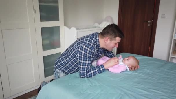 Père Heureux Jouant Avec Petit Bébé Maison Famille Concept Paternité — Video