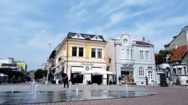 VARNA, Bulgarya- 18 Mayıs 2019: Varna 'nın merkezinde Starbucks' ın zaman aşımı. Starbucks dünyadaki en büyük kahve evi şirketidir. Varna Bulgaristan 'ın deniz başkentidir. 