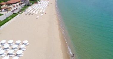 Golden Sands, Zlatni Piasaci 'deki plaj ve otellerin 4K klibi. Bulgaristan 'ın Varna kenti yakınlarındaki popüler tatil beldesi