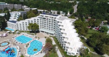 Albena, Bulgaristan - Bulgaristan 'ın Albena kentinde beş yıldızlı Maritim Paradise Blue Hotel & SPA' nın 21 AUGust 2018-4 K hava görüntüsü. Albena, Bulgaristan 'ın kuzeydoğusunda Varna' ya 30 km uzaklıktaki büyük bir Karadeniz tatil beldesi.