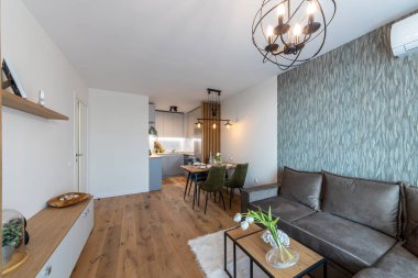 Yeni modern oturma odası ile mutfak. Yeni ev. İç fotoğraf. Ahşap zemin.